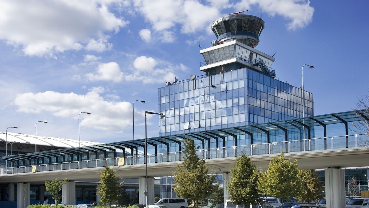 Pilota letadla se 130 lidmi někdo oslnil laserem při přistávání v Praze